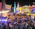 Bild: stg
Recht eng ging es am Montagabend in der Mittelgasse beim Wiesenfest zu, zum Abschluss folgte noch das traditionelle Brillantfeuerwerk.