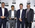 Bild: compamedia GmbH
Aus den Händen von TV-Wissenschaftsjournalist Ranga Yogeshwar (Zweiter von links) konnten die BHS Corrugated-Geschäftsführer Christian (links) und Lars Engel (Zweiter von rechts) sowie Ludwig Biller (rechts, Bürgermeister von Weiherhammer) das „TOP 100“-Siegel entgegennehmen.
