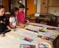 Bild: exb
Die Kinder entwerfen nach dem Vorbild des New Yorker Künstlers James Rizzi ihre eigenen Pop-Art-Entwürfe.