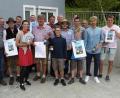 Bild: fsb
Die beteiligten Helfer und Betriebs- und Vereinsvertreter mit Bürgermeister Schregelmann (Mitte), der Verfasserin der Bewerbung Elisabeth Waldeck (links daneben), Mitinitiator des Flyers Thomas Beutner (rechts) und Brauereichef Anton Bruckmüller (Siebter von links)