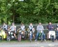 Bild: att
Die „Wild Hogs“ nehmen mit ihren Fahrzeugen Aufstellung. Die Hauptinitiatoren sind (von links) Marius Hederer, Matthias Hederer und Christian Hederer.