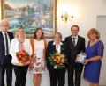 Bild: njn
Anita Benkhardt (Zweite von links) ist die neue Außenstellenleiterin der VHS. Mit auf dem Bild (von links) Landrat Wolfgang Lippert, VHS-Leiterin Angelika Schraml, Rita Kreuzer, Johannes Kreuzer und dritte Bürgermeisterin Sonja Heindl.