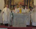 Bild: öt
Pfarrer Hans Riedl (Mitte) zelebrierte anlässlich des 70. Weihejubiläums der Pfarrkirche Patrona Bavariae Neusorg gemeinsam mit Dekan Johann Klier (von links), Diakon Harald Schraml, Pfarrer Dr. Dr. Josef Waleszczuk und Heimatpriester Geistlichen Rat Josef Englmann den Festgottesdienst.