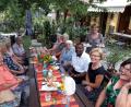 Bild: ads
Den Jubilarinnen Maria Röbl, Anna Putz, Ernestine Dolles, Karolina Müller, Betty Jack, Marille Dagner und Agnes Metschl gratulieren 
Pfarrer James aus Tansania sowie die Vorstandsmitglieder Anneliese Pilarski und Maria Kraus (von links) sowie Lydia Bäumler (stehend) zum runden Geburtstag.