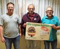 Bild: ü
Über finanzielle Unterstützung durch die Krieger- und Soldatenkameradschaft Neuzirkendorf und Umgebung freut sich Michael Sporrer (Mitte): Willi Lehner (rechts) und Matthias Friedl, die beiden Chefs des Traditionsvereins, überreichen eine 500-Euro-Spende für den Verein "Hilfe für Anja".