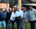 Bild: lst
Frohe Kunde für die Kalmreuther und Schlatteiner. Beratungsgruppen-Leiter Armin Betz (Dritter von rechts) sowie Ortssprecher Norbert Schönberger (Fünfter von rechts) informieren im Vorfeld der Dorfversammlung in Kalmreuth über den aktuellen Stand der „kleinen Dorferneuerung“.