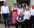 Bild: Kunz
Familienangehörige und CSA-Vorstandschaft gratulierte Karl Feneis (sitzend) zum 80. Geburtstag.