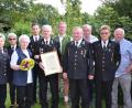 Bild: ga
Für seinen langjährigen unermüdlichen Einsatz als Vorsitzender des Bergknappenvereins Marienschacht Wölsendorf wurde Fritz Held (Mitte mit Urkunde ) zum Ehrenvorsitzenden ernannt. Vorstandsmitglieder und Zweiter Bürgermeister Franz Grabinger gratulierten dazu.