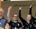 Bild: Hirsch
Erfolgstrainer Gerd Spies (links) jubelt mit seinen Mädels, die im Schulwettbewerb das Bundesfinale erreichten und im Verein den Sprung in die Bayernliga schafften.