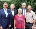 Bild: Stadt Tirschenreuth/M. Streich/exb
Bernhard Bäuml (rechts) mit Ehefrau Margarete sowie (von links) Erster Bürgermeister Franz Stahl, Zweiter Bürgermeister Peter Gold und Landrat Wolfgang Lippert.