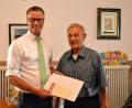 Bild: fdl
Bürgermeister Hermann Falk (links) gratuliert Josef Kustner zum 80. Geburtstag und übermittelte die Glückwünsche der Stadt Hirschau.
