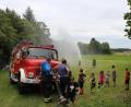 Bild: nis
Mit der Frontpumpe saugten die Feuerwehrler Wasser aus dem Bach. Die Kinder hatten ihre Freude daran.