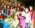 Bild: gru
Einige Kinder beim Ausbuttern und Kräuterschneiden.