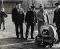 Repro: hai
Mitglieder der Feuerwehr Zeulenreuth bei der Übergabe der Tragkraftspritze 8/8.