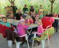 Bild: bsc
Wissenswertes über Königinnen, Drohnen, Arbeiterinnen und das Sammeln von Honig erfuhren die Kinder beim Ferienprogramm der Gemeinde Friedenfels. Der Kleintierzuchtverein traf mit dem genussvollen Nachmittag den Geschmack der Kinder. Vorsitzende Ramona Bauer (hinten rechts), Jugendleiter Johannes Tretter und Karin Dostler (hinten von links) hatten mit ihren Helfern alle Hände voll zu tun.