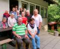 Bild: bsc
Auch zahlreiche Freizeitaktivitäten stehen bei der Selbsthilfegruppe der Schlaganfallbetroffenen und Aphasiker im Landkreis Tirschenreuth im Terminkalender. Vorsitzender und Sprecher Dieter Niewolik (stehend, Zweiter von rechts) freute sich mit den Mitgliedern nun über einen gelungenen Nachmittag im „Eisenbahnerhaus“ auf der Bärnhöhe und dankte Brigitte Kreil (stehend rechts) sowie ESV-Helfern für die umfangreichen Vorbereitungen und die Durchführung des Treffens.