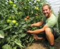 Bild: ubb
Im Januar ist Simon Rauch von Leugas auf sein neues Pachtgrundstück bei Stockau gezogen. Jetzt kann er bereits in seinem ersten Treibhaus prachtvolle Biotomaten ernten.