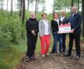 Bild: sne
Landes- und Bundesvorsitzender des Vereins für Landespflege und Artenschutz Johannes Bradtka (von links) , Schriftführerin Rosa Bradtka, Naturschutzfachkraft und Projekteiterin Michaela Domeyer, Sparkassenvorstand Josef Pflaum und Landrat Andreas Meier hoffen auf eine erfolgreiche Wiederansiedlung des Habichtskauzes.