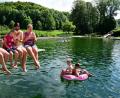 Bild: Petra Hartl
Das sind die Kleinen und Großen dabei: Im Naturbad Königstein lässt es sich im Sommer wunderbar aushalten.
