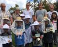 Bild: exb
Viel Wissenswertes lernten die Kinder bei der Ferienprogramm-Aktion des Bienenzuchtvereins Leonberg. Mit im Bild (hinten, von links) Bürgermeister Johann Burger, Ehrenvorsitzender Hermann Hecht, Vorsitzender Michael Wohlrab, Jugendbeauftragter Martin Teubner und stellvertretender Vorsitzender Axel Blechinger.