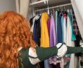 Bild: Gollnow/dpa
Laut Greenpeace verstecken sich in jedem Kleiderschrank etwa 20 Teile, die nie getragen werden. Sie sollen ein neues Leben bei der Tauschbörse der Malteser an diesem Samstag bekommen.