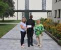Bild: sne
Anita Heßler (links) und Maria Zitzmann geben Pfarrer Gilbert Mburu Kabiru eine Spende von 500 Euro mit auf den Weg.
