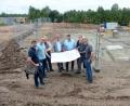 Bild: Gabi Schönberger
Architekt Günther Lenk (Zweiter von rechts), Bürgermeister Werner Nickl und Bauamtsleiter Roland Sächerl (Mitte von links) stimmen auf der Baustelle mit den beteiligten Firmen das weitere Vorgehen ab.