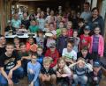 Bild: jr
Auf dem Anwesen von Michaela und Martin Teubner in Pienmühle durften 34 Kinder nach eigenen Wünschen Pizzas belegen. Eingeladen hatte zur Aktion der Chor „Grazie a Dio“ mit Chorleiterin Michaela Burger (rechts).