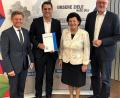 Bild: Euregio Egrensis/exb
Informationsbesuch bei der Euregio Egrensis, Arbeitsgemeinschaft Bayern: Im Bild von links die Abgeordneten Tobias Reiß und Christian Doleschal, Euregio-Präsidentin Birgit Seelbinder und Harald Ehm.