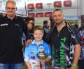 Bild: gz
Vorsitzender Martin Bauer (links) und Stellvertreter Thomas Bösl gratulierten dem mehrfachen Europa- und Deutschen Jugendmeister David Nachreiner zum Pokal und begrüßen das Nachwuchstalent als neues Mitglied.