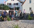 Bild: sne
Bei der CSU-Sommerradtour unterhalten sich die Bürger von Hütten mit Bürgermeister Edgar Knobloch (Dritter von rechts) über die Dorferneuerung.