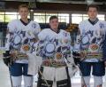 Bild: gb
Adrian Klein, Johannes Lindmeier und Elias Maschke (von links) zusammen mit Ken Latta, dem Cheftrainer der Blue Devils Weiden.