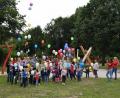 Bild: bnr
Zur Eröffnung des neuen Spielplatzes veranstaltete das Jugendrotkreuz ein Luftballonwettfliegen, bei dem die Kinder begeistert mitmachten.