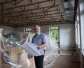 Bild: szl
Bürgermeister Rudolf Schopper mit den Plänen zur Sanierung des Gemeindehaus in Wurz. Bis Dezember sollen die Baustelle fertig sein. Ein straffer Zeitplan für viele Maßnahmen.