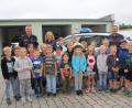 Bild: frd
Die Kinder ließen sich gerne mit ihren „Kollegen“ (hinten von links) Polizeihauptkommissar Georg Pfannenstein, Polizeihauptmeisterin Daniela Ziereis und Polizeihauptkommissar Karl-Heinz Senft für ein Erinnerungsfoto ablichten, schließlich wollen ja einige von ihnen nach dem Besuch Polizist werden.