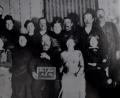 Repro: edo
Der erste Sud in der "Bärenbräu"-Brauerei am 4. Februar 1914. „Bärenwirt“ Georg Wiesend (Mitte) teilt diesen denkwürdigen Moment mit seiner Familie und Belegschaft.