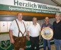 Bild: rwo
Festwirt Armin Schinner (von links), Bruno Busch vom Landgasthof Busch, Gewinner Wangeli Panotas und Vorsitzender der Kastler Sportschützen Wolfgang Raps.