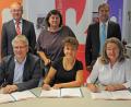 Bild: Stephan-Park
Die Unterzeichner: (vorne, von links): Markus Nitsch, Leiter des Arbeitsagenturbezirks, Anna Weißmann (Jugendmigrationsdienst) und Jobcenterleiterin Sonja Schleicher (hinten, von links): Manfred Tröppl, Arbeitsagentur Amberg, Andrea Rausch (JMD) und Rainer Liermann (Jobcenter).