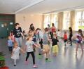 Bild: fjo
Im Gymastikraum der Grundschule lernten die jungen Teilnehmer Tanzen und synchrones Bewegen beim Ferienprogramm mit "Wild Chixx".
