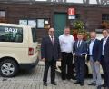 Bild: jr
Bürgermeister Klaus Meyer, Unternehmer und Ideengeber Christian Maischl, MdL Tobias Reiß, Bürgermeister Roland Grillmeier und Europaabgeordneter Christian Doleschal (von links) sind zuversichtlich, dass der Baxi-Verkehr auch künftig vom Freistaat gefördert wird.