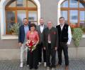 Bild: pop
Auch Bürgermeister Peter Braun gratulierte Elfriede und Ewald Altenbuchner zu ihrem Hochzeitsjubiläum, mit den beiden Söhnen Michael und Klaus.