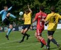 Bild: ham
Der Pfreimder Torwart Michael Herrmann (links) klärt in dieser Szene: Mit einem Sieg am Samstag in Seebach könnte die SpVgg den letzten Tabellenplatz der Landesliga Mitte verlassen.