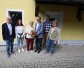 Bild: bjp
Ein Band der Solidarität zwischen den Generationen schlägt der Verein GeHiH. Zum Ausdruck kommt dies bei der Begrüßung zweier Mitglieder in Altendorf bei Pressath: Vorsitzender Karl Lorenz (Dritter von rechts) und die Geschäftsführer Elisabeth Gottsche und Joachim Sertl (rechts und links) heißen die 77-jährige Marianne Fuchs (Dritten von links) als 400. und die 14-jährige Anne Dünzl (Zweite von links) als jüngstes Mitglied willkommen.