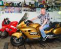 Bild: bey
Mit der goldenen Honda "Pan European" 1100 fährt Erwin Rothmaier auf seinen Touren durch die Oberpfalz. Auch die rote Honda VFR 850 gehört zum Fuhrpark.