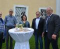 Bild: jr
Pfarrer Anton Witt, Gemeinderat Alois Männer, Julia Fleischer von der VG Mitterteich, Kirchenpfleger Wolfgang Kreger und Bürgermeister Johann Burger (von links) werben verstärkt für die Nutzung des sanierten Pfarr- und Jugendheims Leonberg.