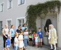 Bild: frd
Klaus Habl begrüßte die Teilnehmer im historischen Kostüm vor dem Doktor-Eisenbarth-Brunnen am Marktplatz.
Bild: frd