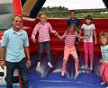 Bild: zer
Die Kinder haben ihren Spaß am Familiennachmittag auf und vor der Hüpfburg. Siedlerchef Heribert Schiller (links) freut sich über die gute Stimmung.