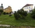 Bild: Petra Hartl
Der Neubau, der sich Richtung Kirche strecken wird, bleibt so flach und tief an den Hang geduckt – ohne diesen weiter als bisher abzugraben, wie der Bauherr versichert –, dass gar keine Chance bestehe, das Gotteshaus zu verdecken. Die alte Bergwirtschaft, die bis auf den neueren Anbau links äußerlich unverändert bleibt, tue das heute ja auch nicht.