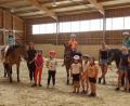 Bild: mmj
In der Reithalle des Pferdesportvereins Oberviechtach hörten die Kinder vieles über den Umgang mit Pferden.