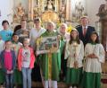 Bild: aun
Bei der Verabschiedung nach der Messfeier mit (vorne, von links) Ministranten, Pfarrer Josef Kanovsky ,Ministranten sowie (hinten von links)
zwei Ministranten, Gudrun Fischer, Pfarrgemeinderatssprecherin (dritte), Antonia Guttenberger, Mesner (vierte), Stefan Braun, Bürgermeister Kastl (fünfter).